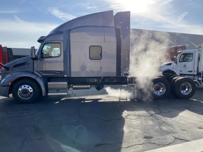 2024 Peterbilt 579 in Los Angeles, CA — photo 9