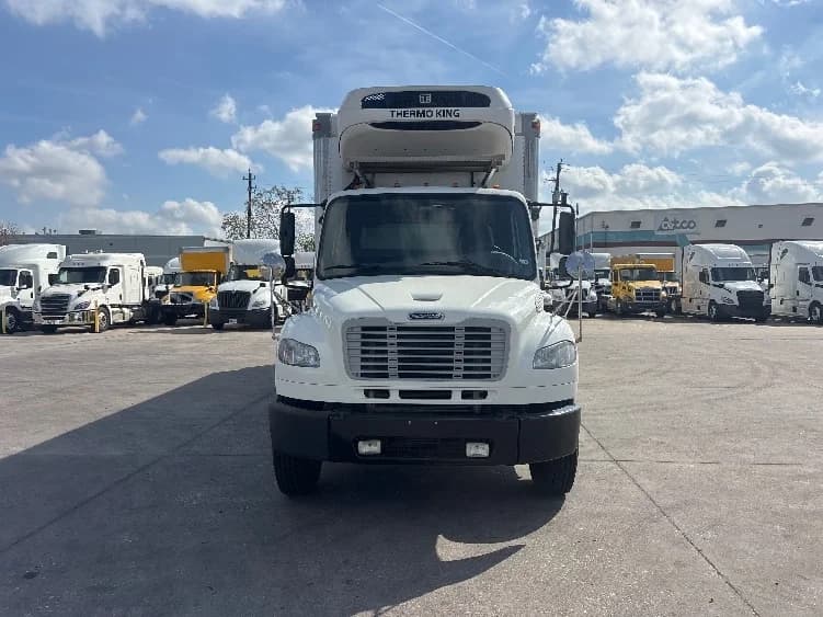 2019 Freightliner M2 106 in Houston, TX — photo 2