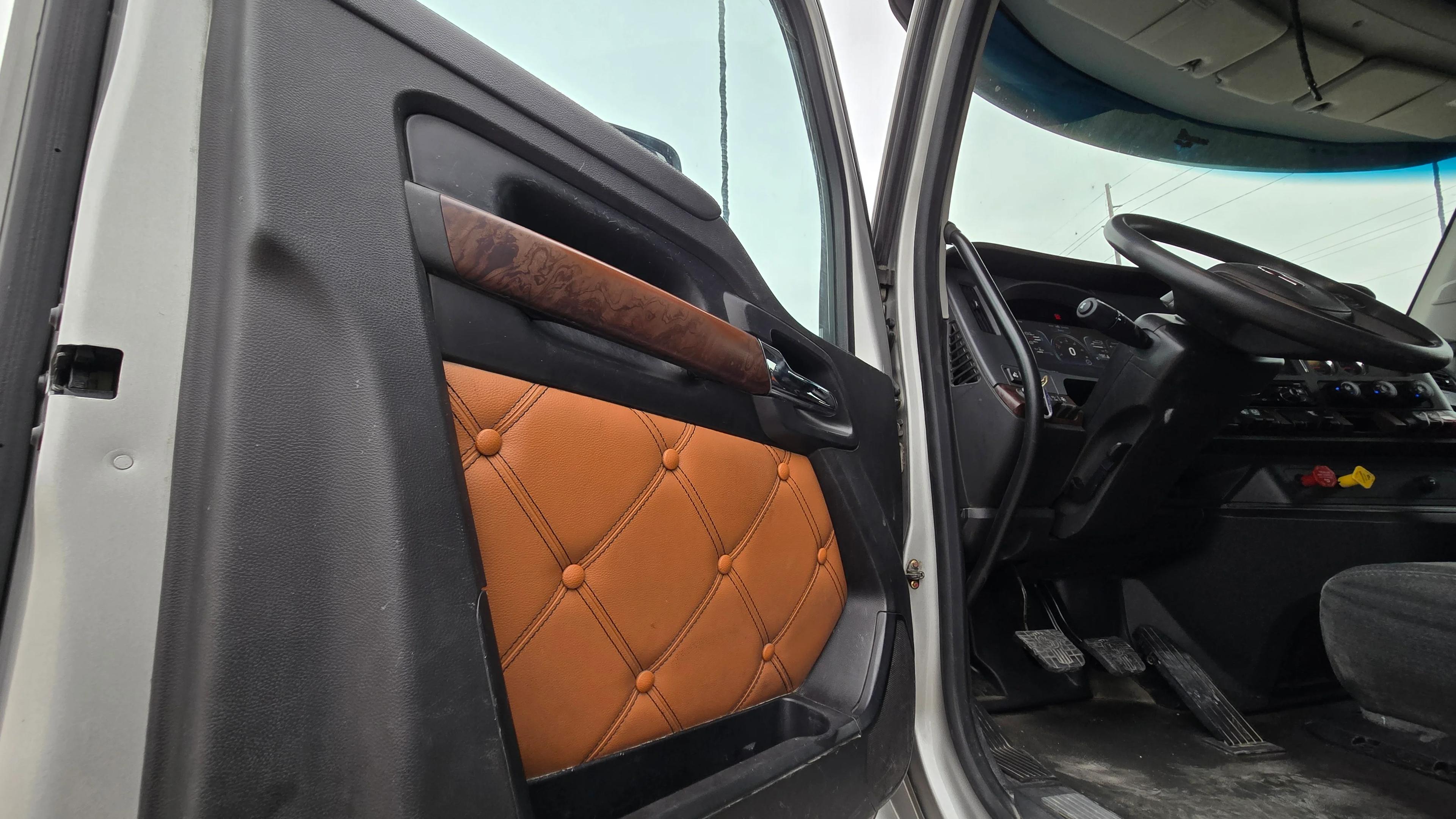 2023 Kenworth T880 in COUNCIL BLUFFS, IA — photo 6