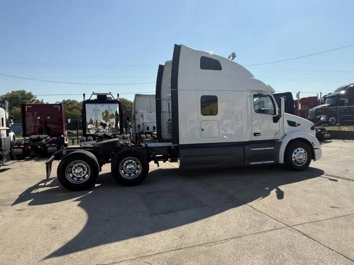 2022 Peterbilt 579 in Dallas, TX — photo 3