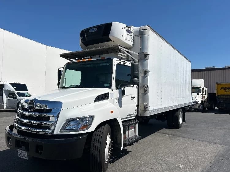2019 Hino 268 in Torrance, CA — photo 3