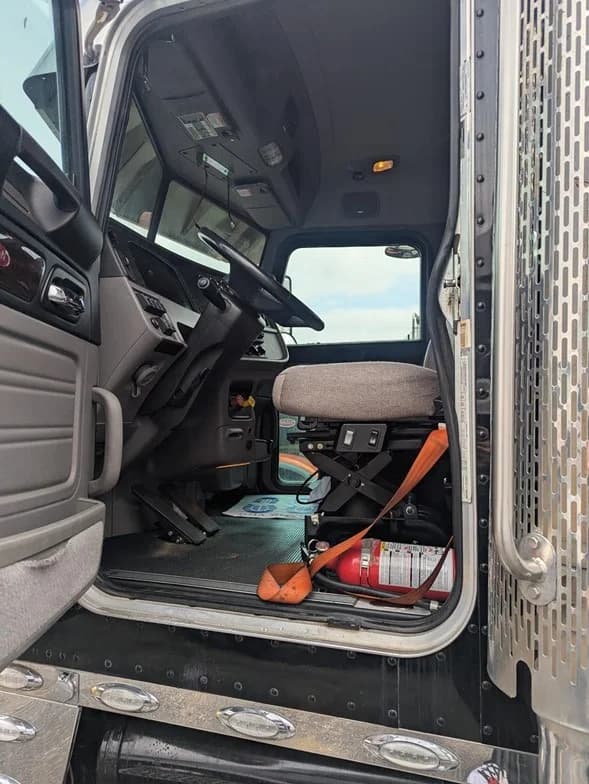 2023 Peterbilt 389 in Columbus, OH — photo 5