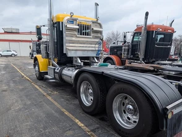 2023 Peterbilt 389 in Columbus, OH — photo 3