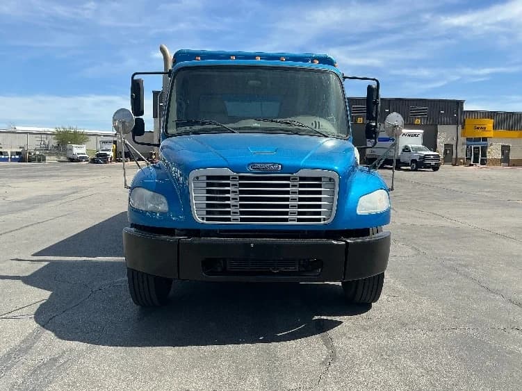 2020 Freightliner M2 106 in Austin, TX — photo 2