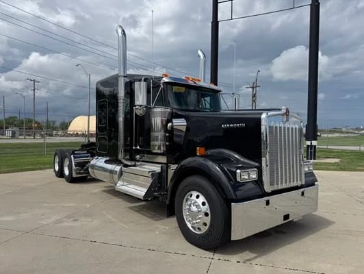 2027 Kenworth W900