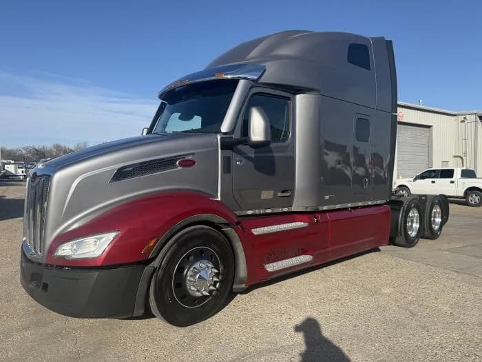 2022 Peterbilt 579 in Dallas, TX — photo 2