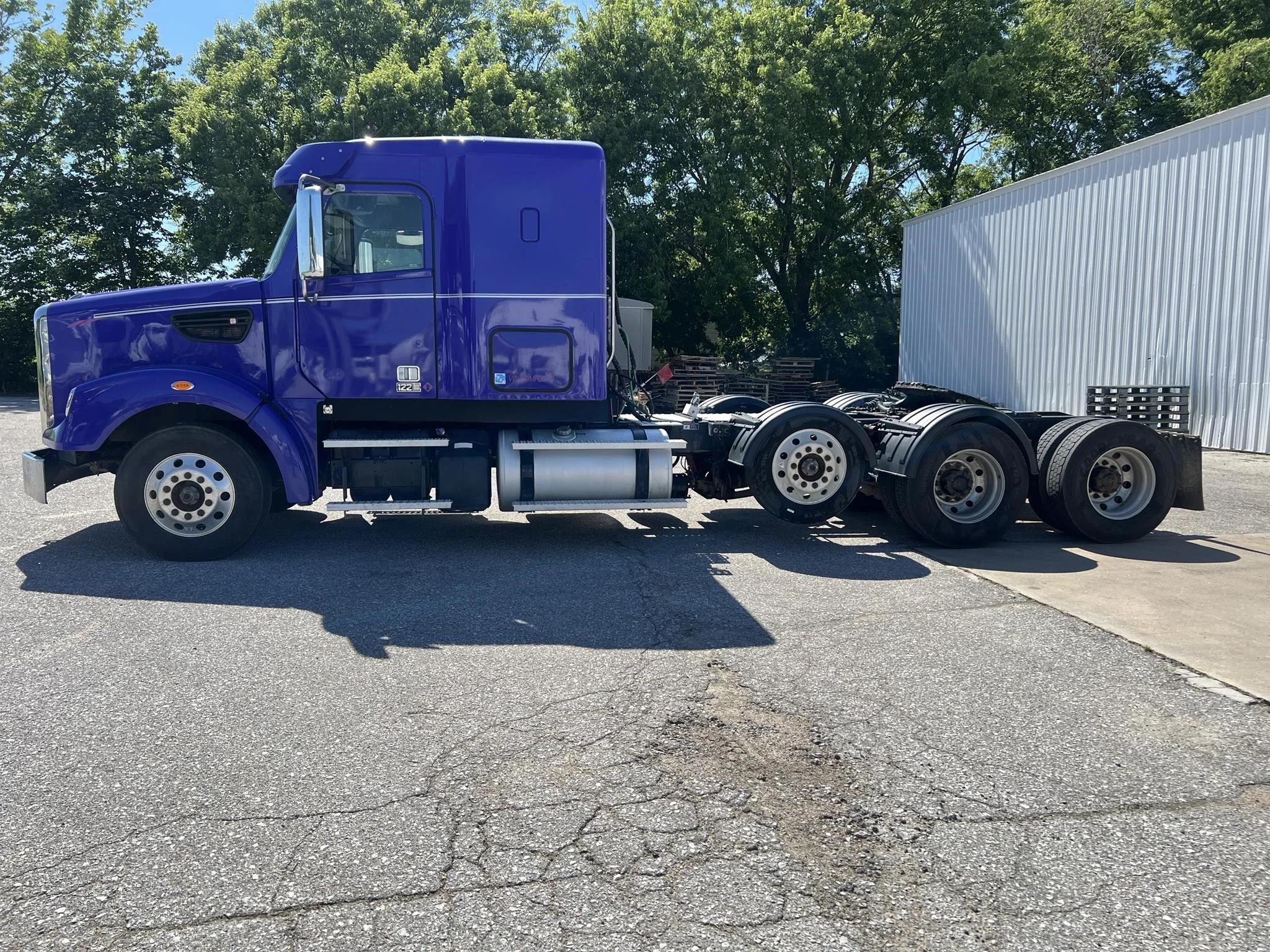 2020 Freightliner 122SD — photo 2