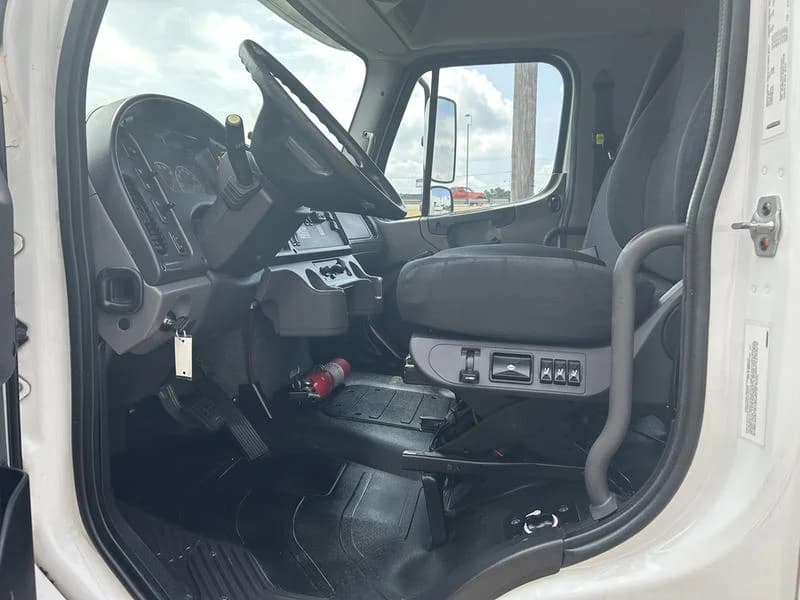 2018 Freightliner M2 106 in Cincinnati, OH — photo 6