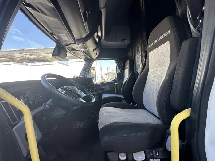 2022 Freightliner Cascadia in San Antonio, TX — photo 12