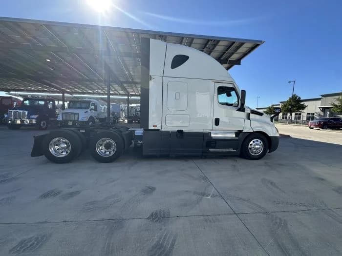 2022 Freightliner Cascadia in San Antonio, TX — photo 7
