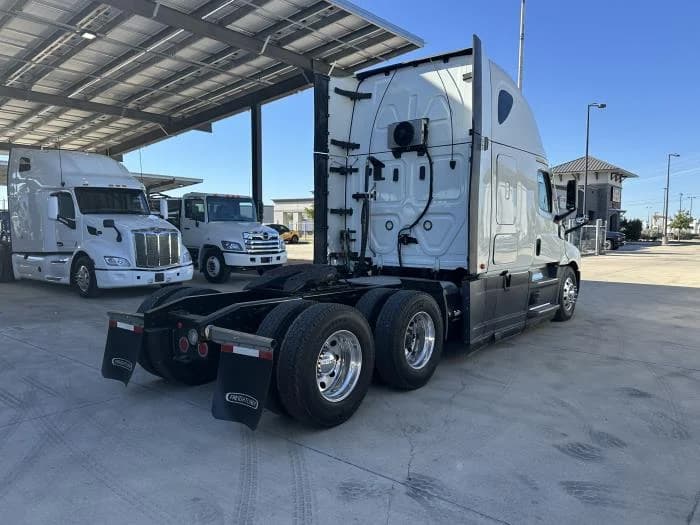 2022 Freightliner Cascadia in San Antonio, TX — photo 6