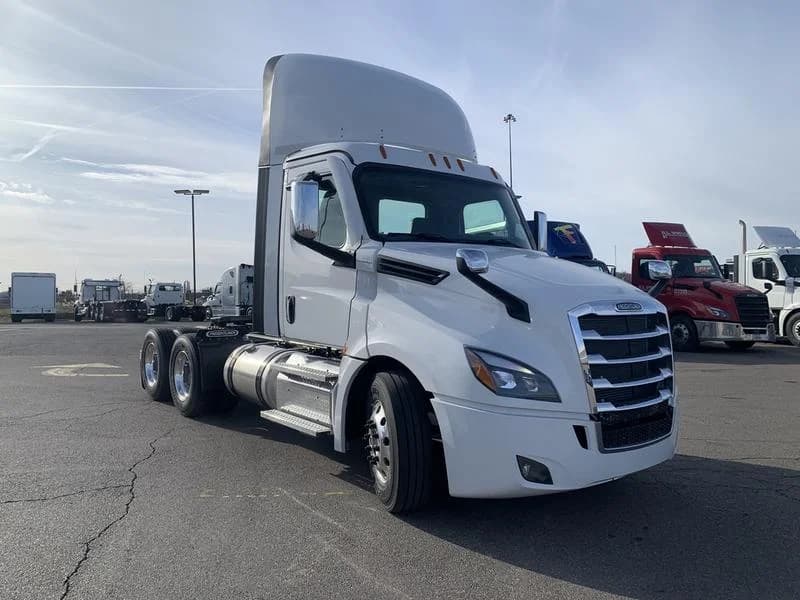 2027 Freightliner Cascadia in Cincinnati, OH — photo 2