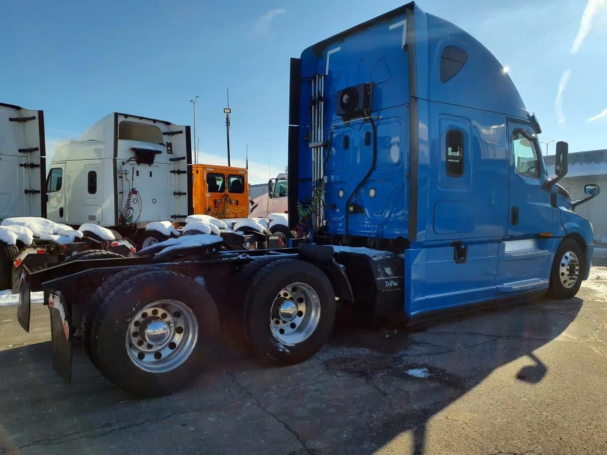 2020 Freightliner Cascadia in Oak Creek, WI — photo 4