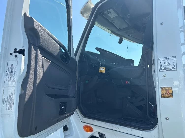 2019 International LT in Stockton, CA — photo 9