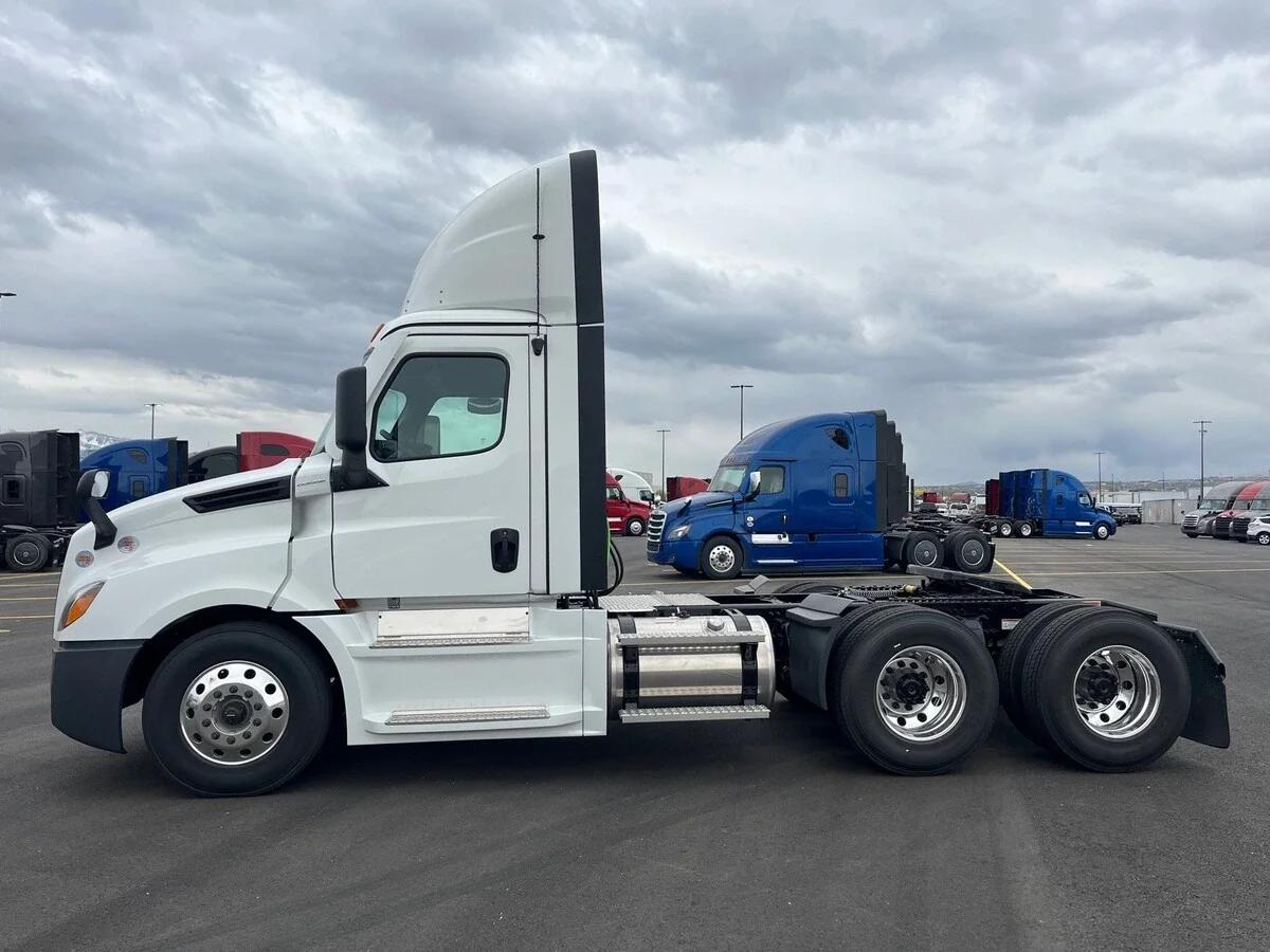 2027 Freightliner Cascadia — photo 8