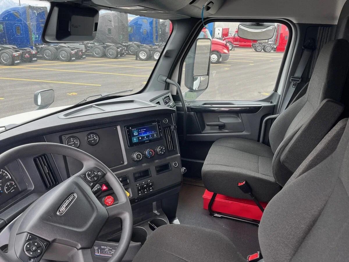 2027 Freightliner Cascadia — photo 13