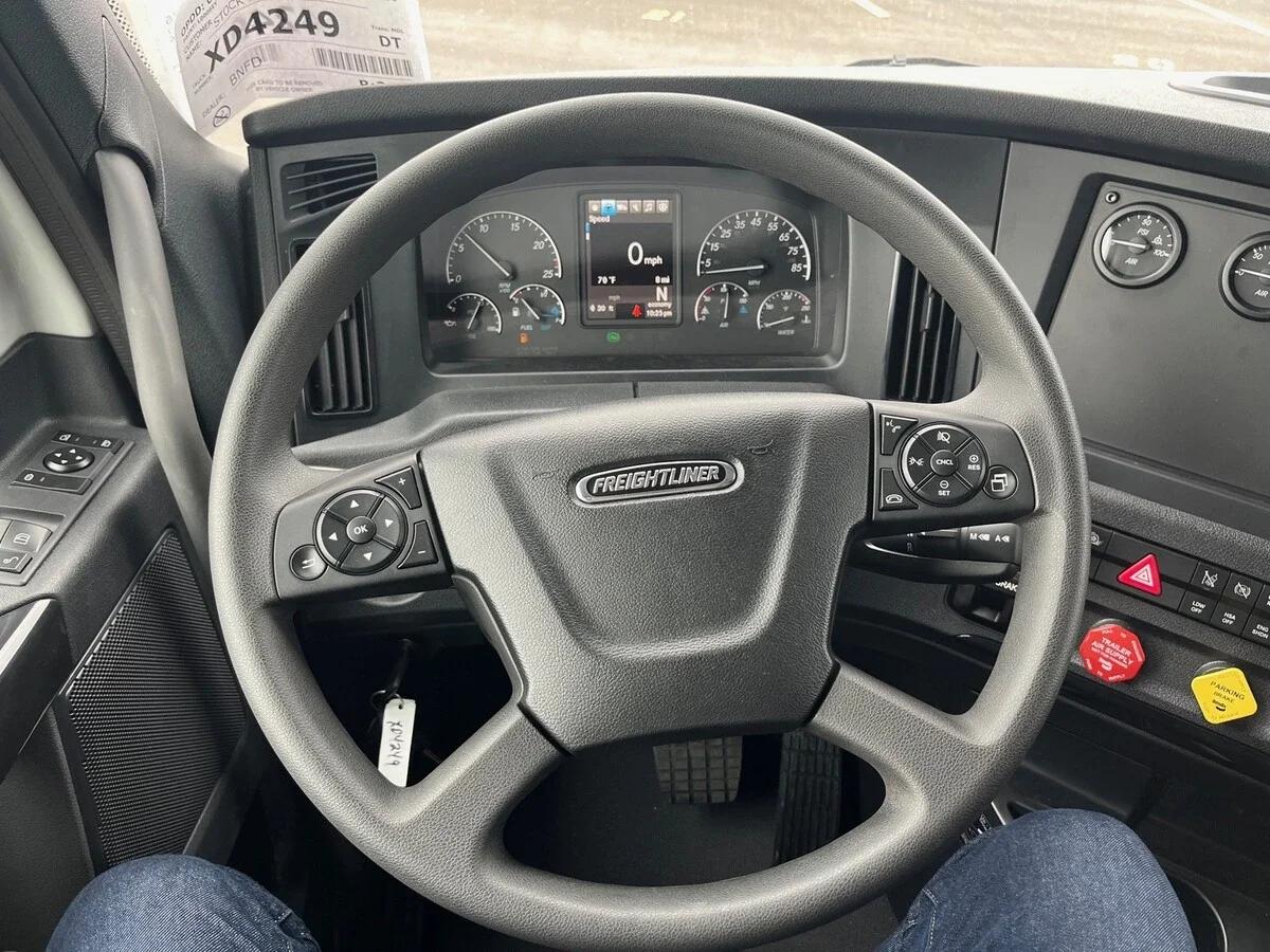 2027 Freightliner Cascadia — photo 12