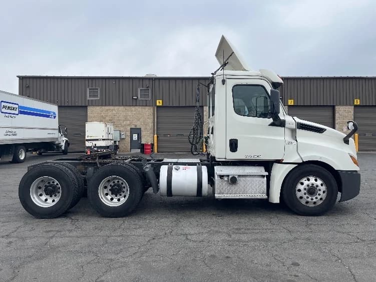 2019 Freightliner Cascadia in Parsippany, NJ — photo 8