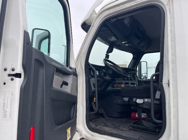2019 Freightliner Cascadia in Parsippany, NJ — photo 9