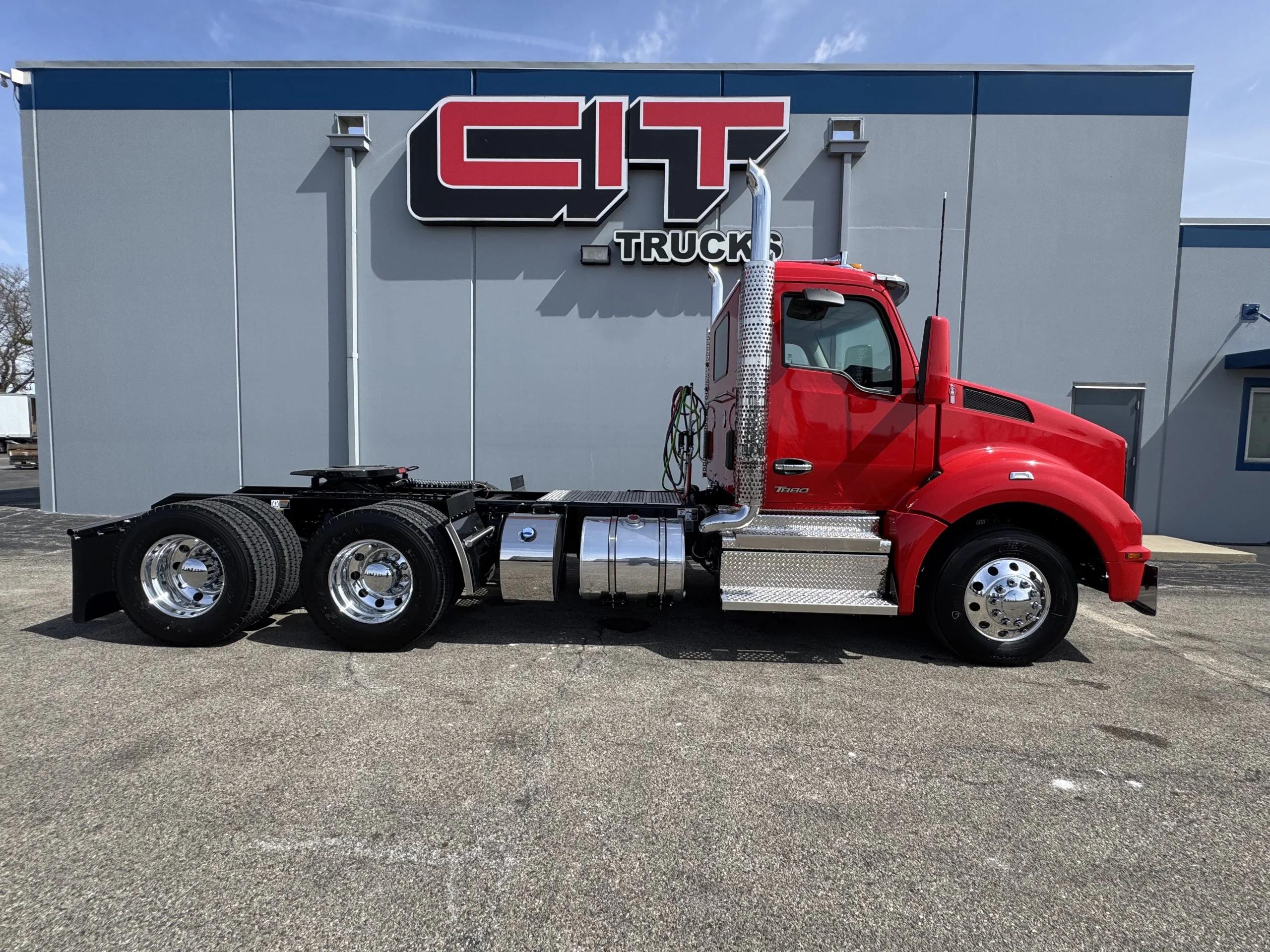 2027 Kenworth T880 in Champaign, IL — photo 4