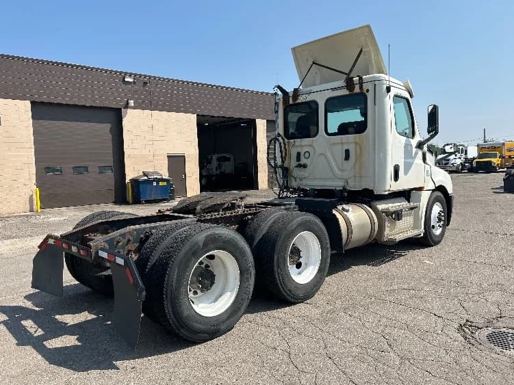 2019 Freightliner Cascadia in Flint, MI — photo 6