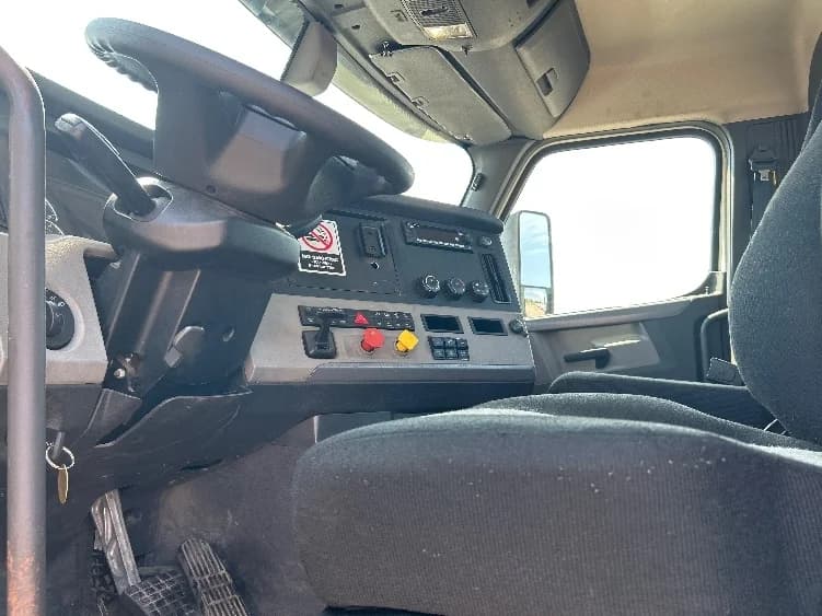 2019 Freightliner Cascadia in Flint, MI — photo 8