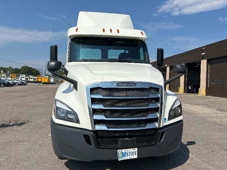 2019 Freightliner Cascadia in Flint, MI — photo 2