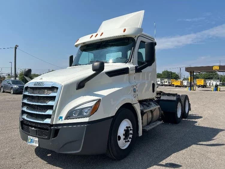 2019 Freightliner Cascadia in Flint, MI — photo 3