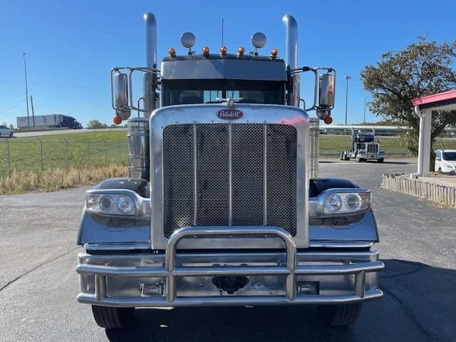 2022 Peterbilt 389 in Lima, OH — photo 3