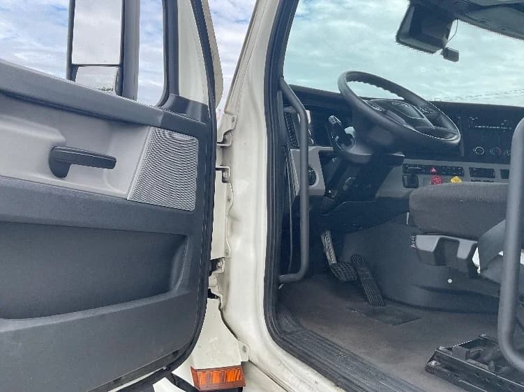 2022 Freightliner Cascadia in Millville, NJ — photo 9