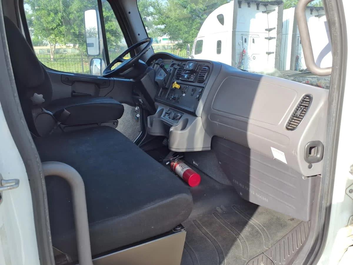 2018 Freightliner M2 106 in Houston, TX — photo 11