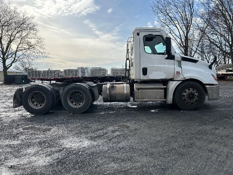 2020 Freightliner Cascadia in Harrisburg, PA — photo 8