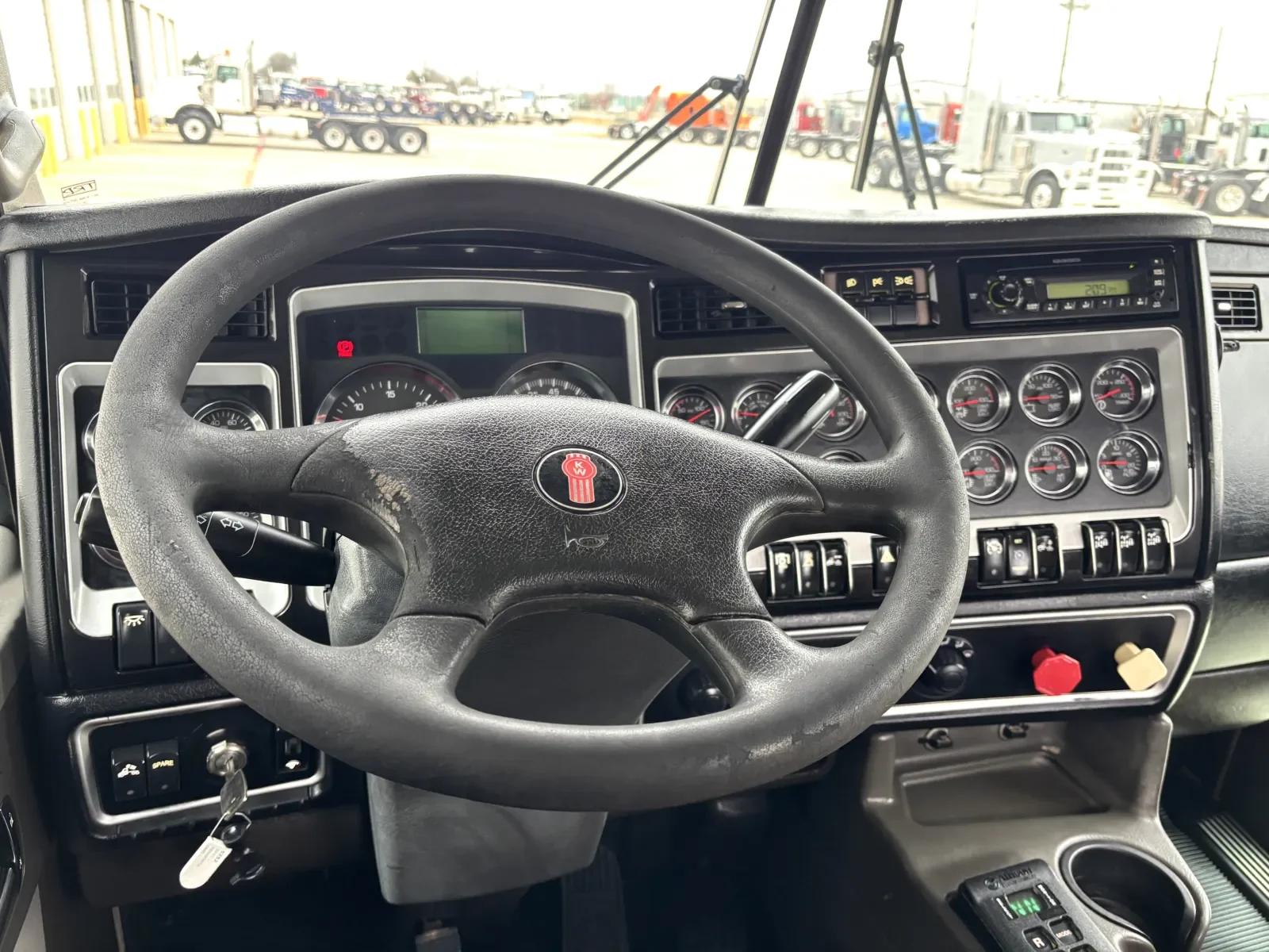 2013 Kenworth T800 in Hutchins, TX — photo 16