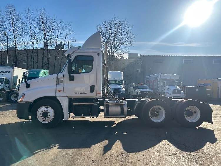 2019 Freightliner Cascadia in Jessup, PA — photo 4