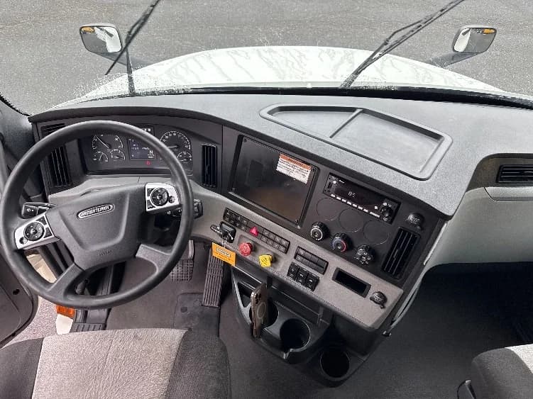 2022 Freightliner Cascadia in Monmouth Junction, NJ — photo 10