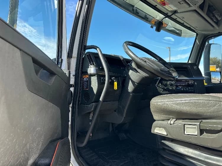 2021 Volvo VNR 640 in Torrance, CA — photo 9