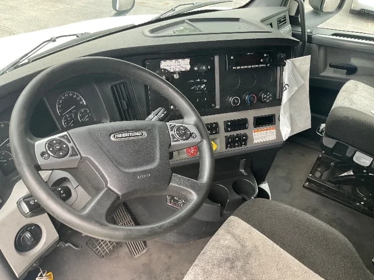 2022 Freightliner Cascadia in Plymouth, MI — photo 10