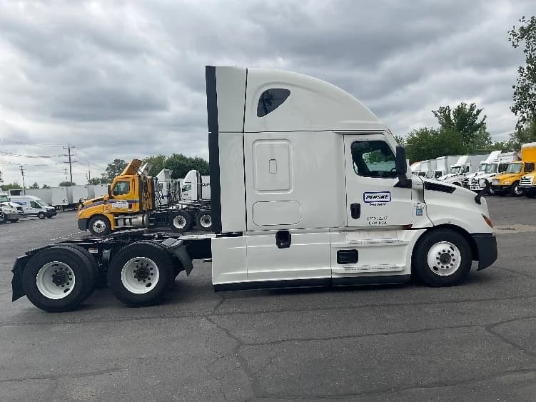 2022 Freightliner Cascadia in Plymouth, MI — photo 4