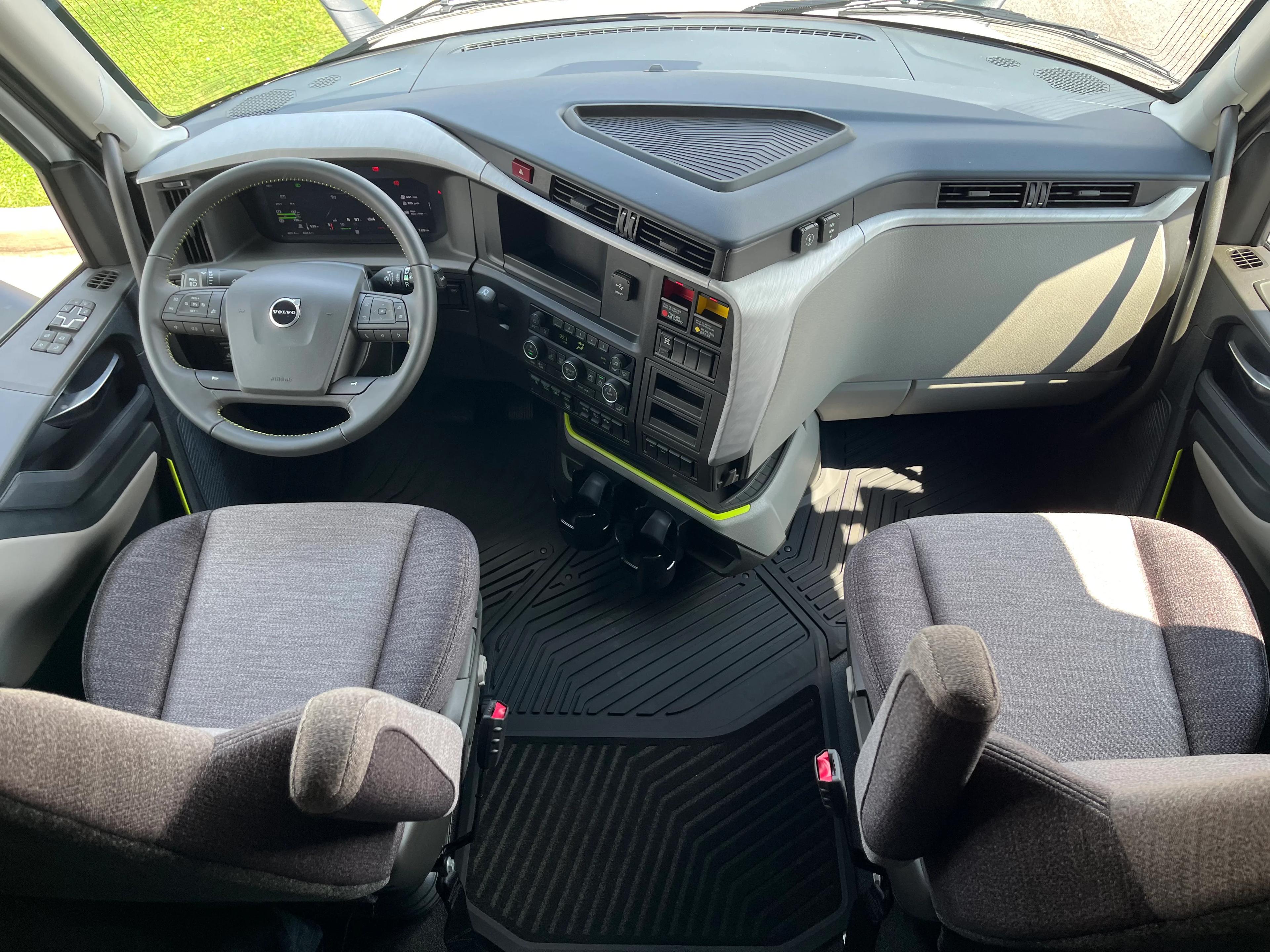 2026 Volvo VNL 860 in LA VERGNE, TN — photo 12