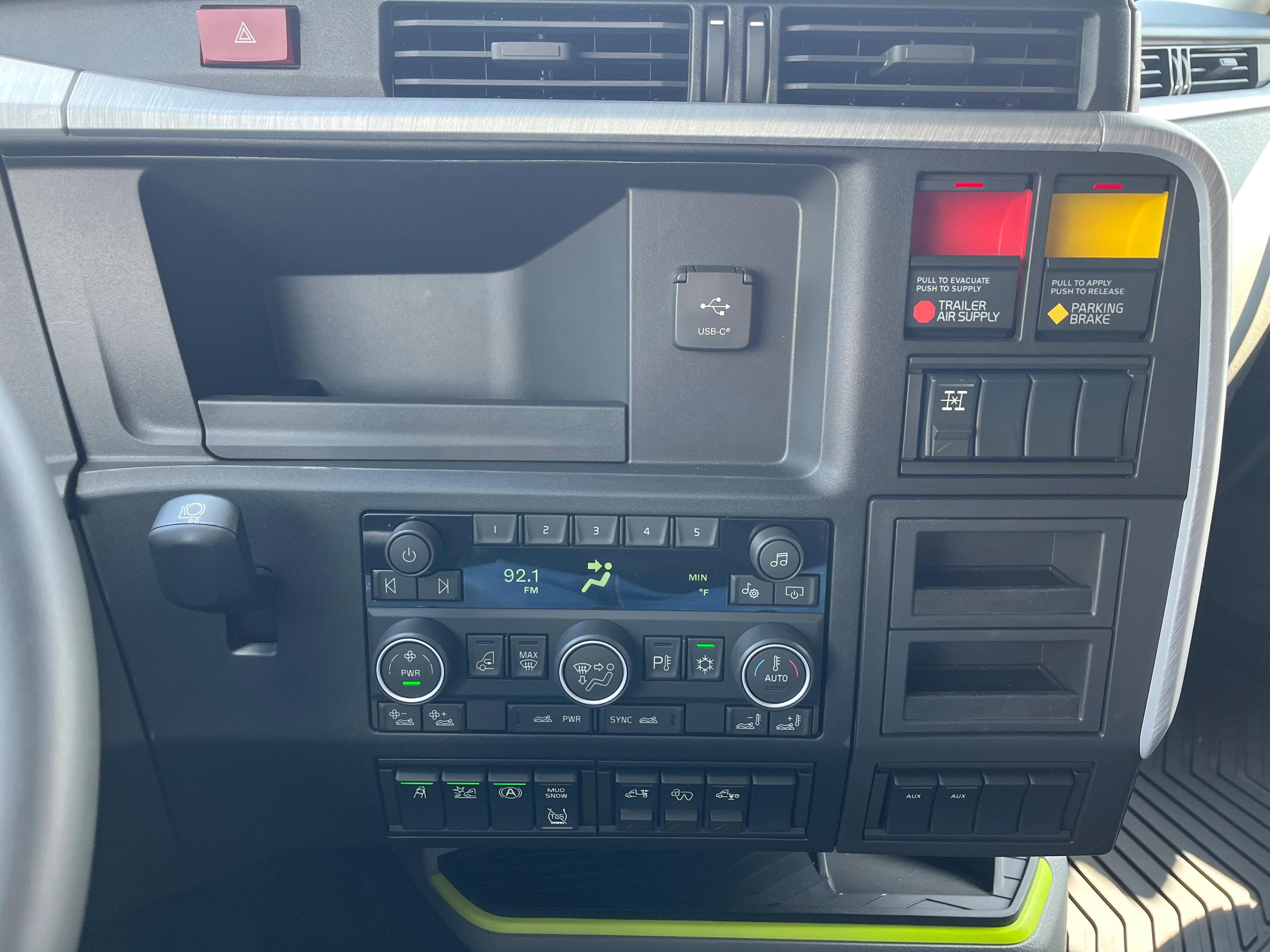 2026 Volvo VNL 860 in LA VERGNE, TN — photo 11