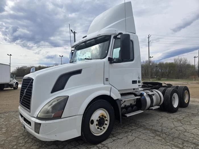 2016 Volvo VNL 300 — photo 2