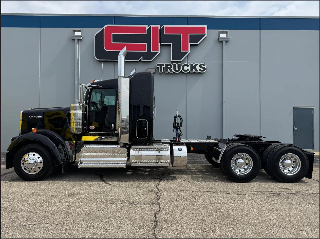 2027 Kenworth W900 in Champaign, IL — photo 5