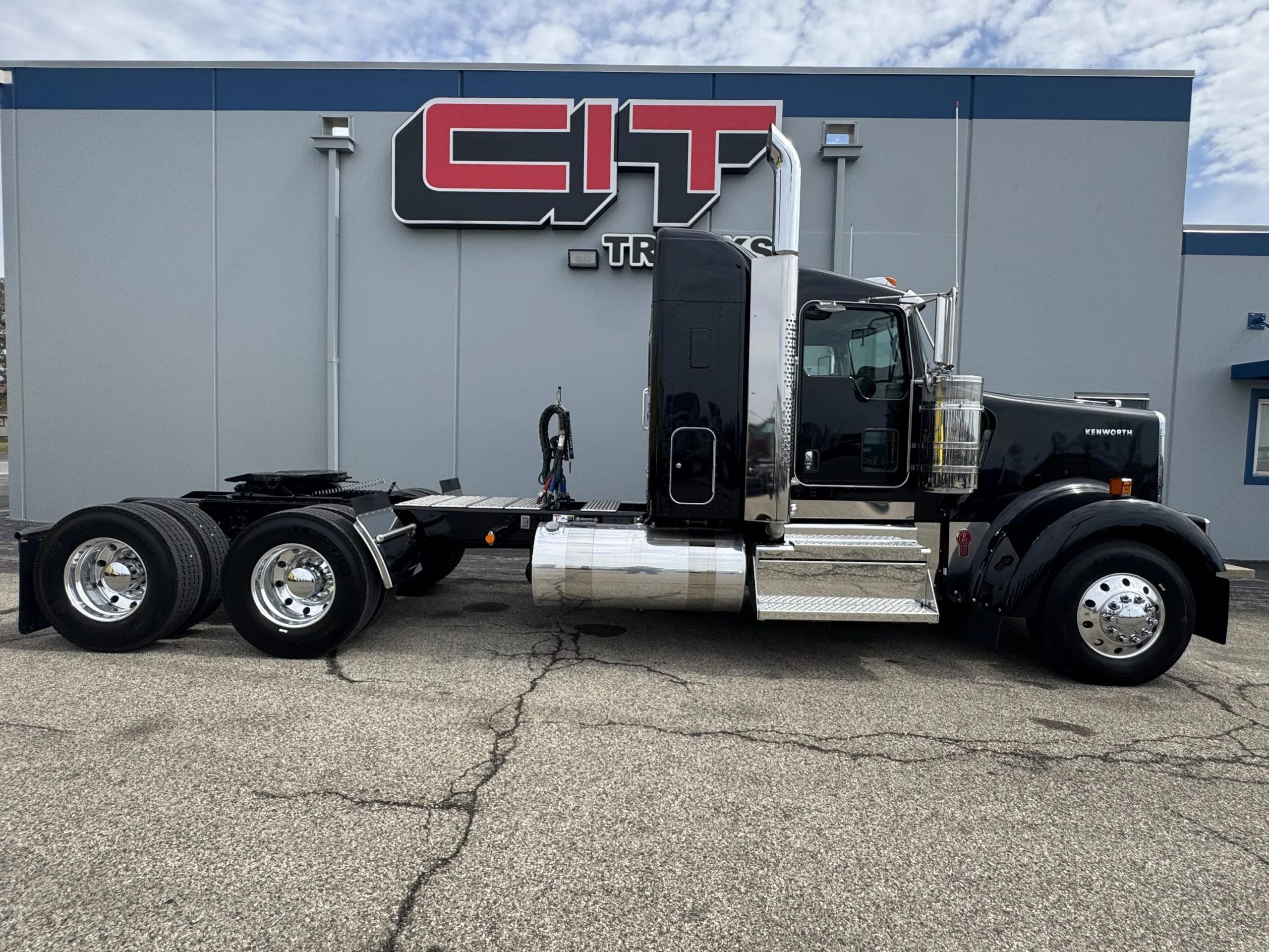 2027 Kenworth W900 in Champaign, IL — photo 4