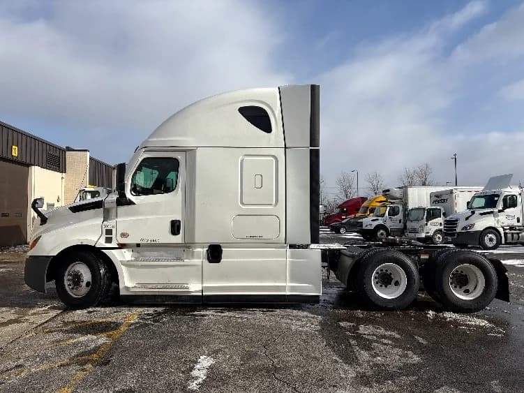 2023 Freightliner Cascadia in Sturtevant, WI — photo 4