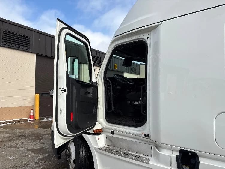 2023 Freightliner Cascadia in Sturtevant, WI — photo 9