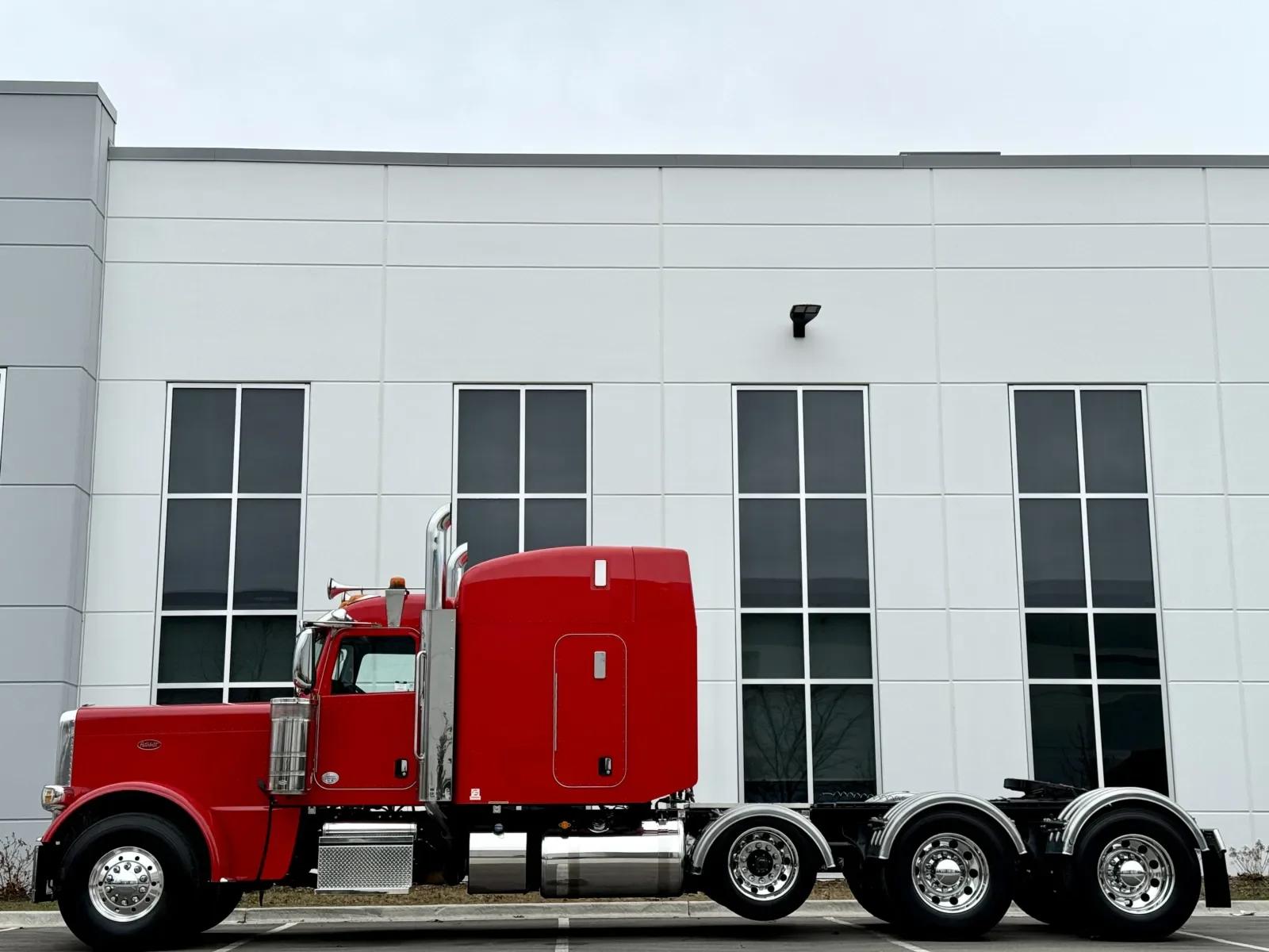2024 Peterbilt 389 in New Lenox, IL — photo 4