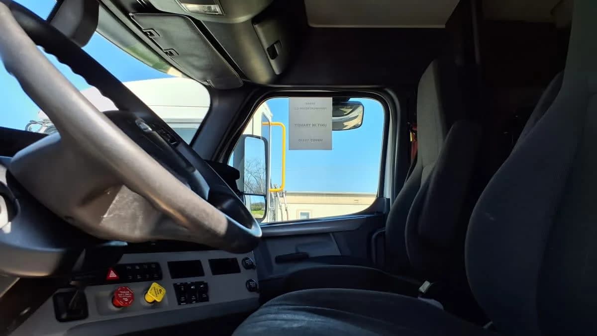 2020 Freightliner Cascadia in West Chester, OH — photo 7
