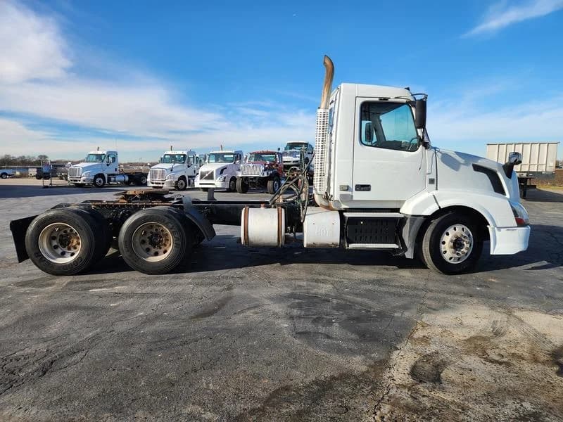 2016 Volvo VNL 300 in Dallas — photo 2