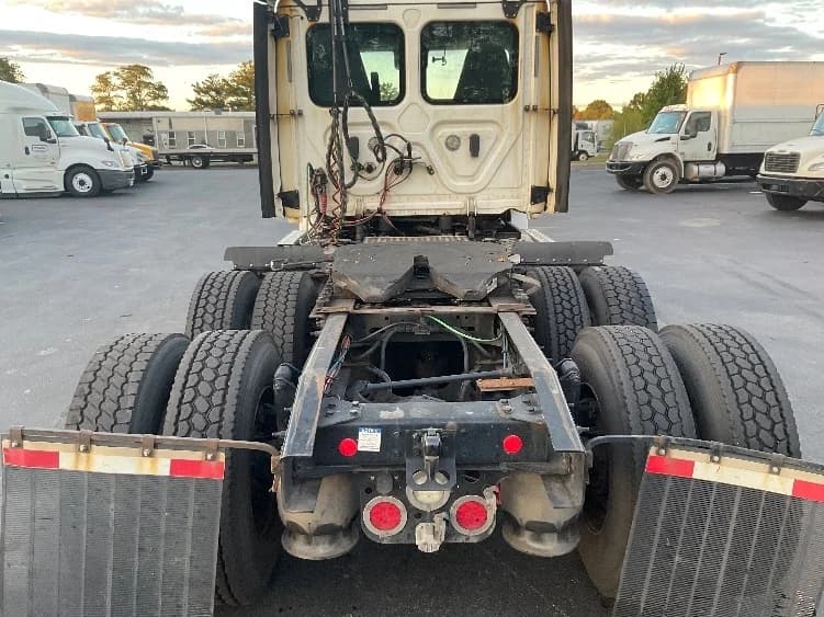 2020 Freightliner Cascadia in Millville, NJ — photo 6