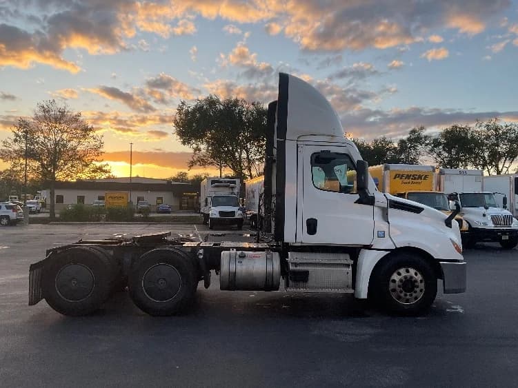 2020 Freightliner Cascadia in Millville, NJ — photo 8